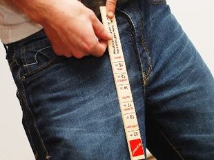 Мужчина измеряет длину пениса